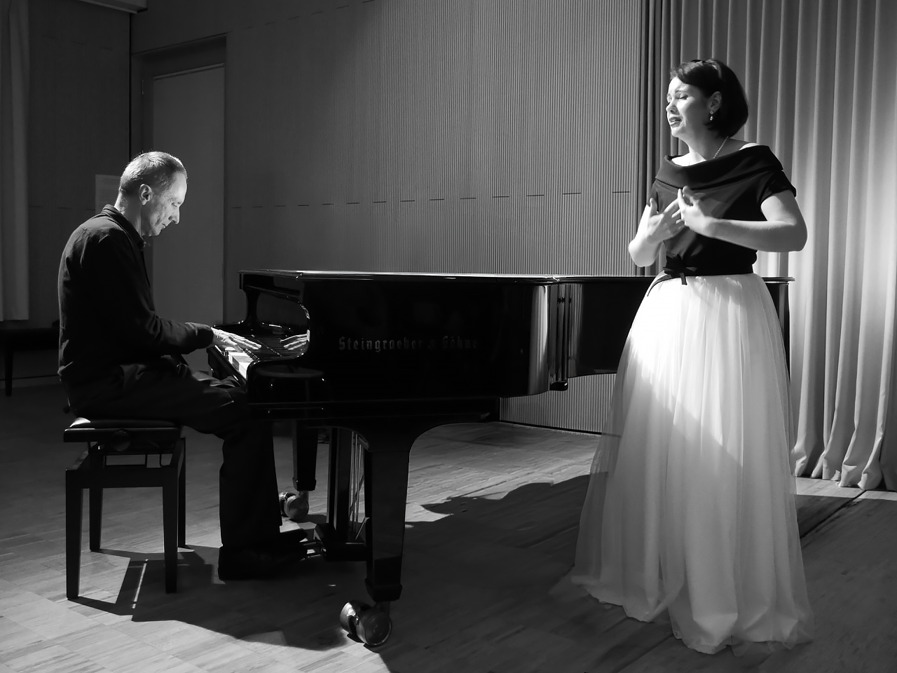 Urška Štampe performing as a singer